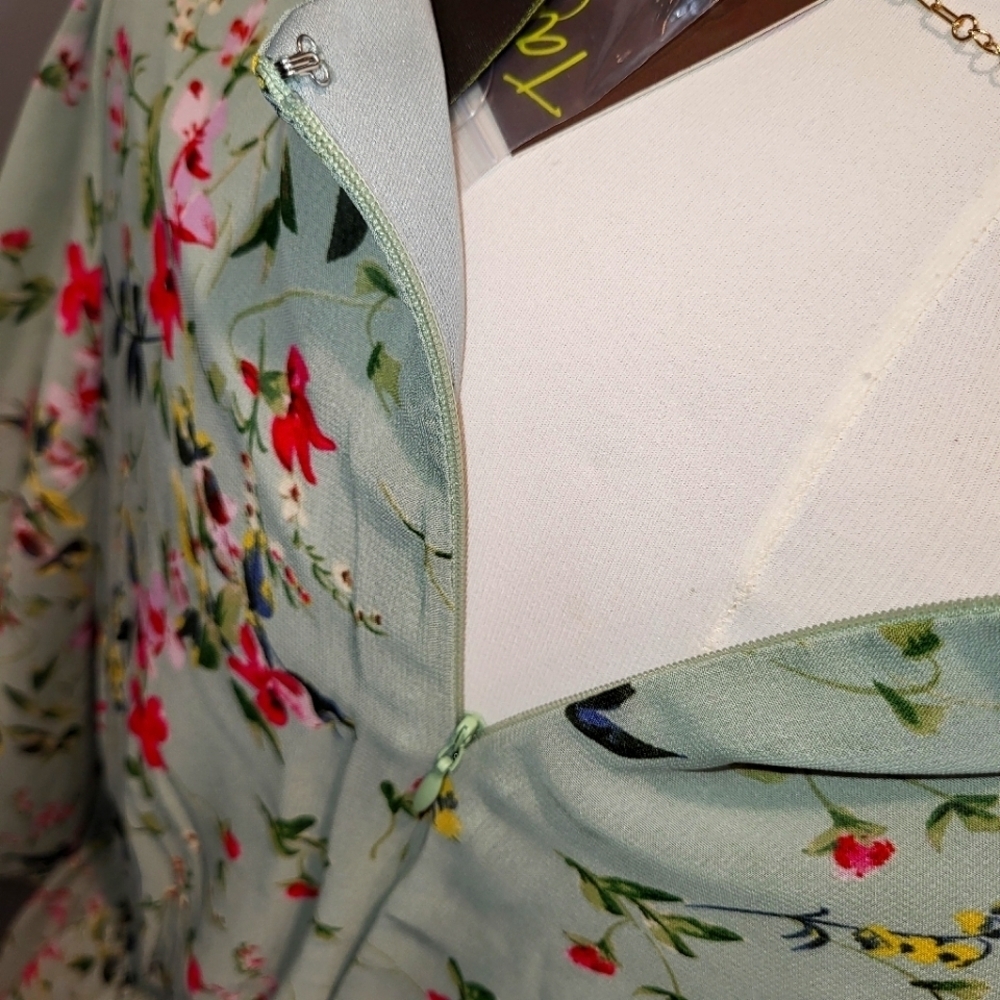 Beautiful and Flattering Floral Dress - Picture 9 of 9